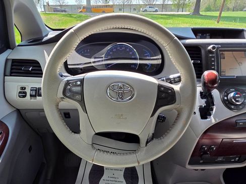 Used 2013 Toyota Sienna XLE image 37