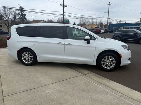 Used 2021 Chrysler Voyager LX image 3