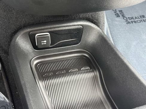 Used 2025 Chrysler Pacifica Select AWD/4WD image 25