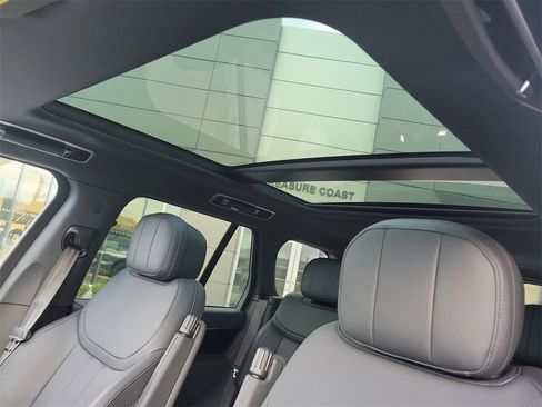 New 2025 Land Rover Range Rover SE image 28