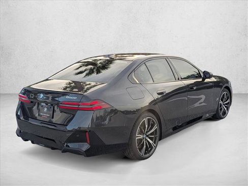 New 2026 BMW 550e xDrive image 2