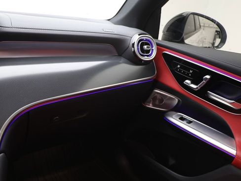 Used 2025 Mercedes-Benz GLC 300 4MATIC image 36