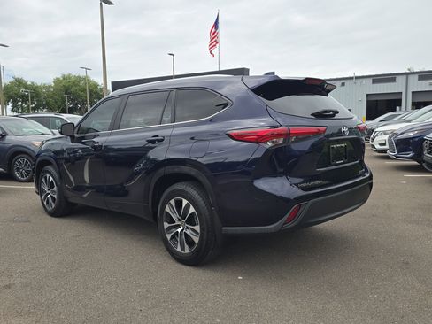 Used 2023 Toyota Highlander XLE image 6