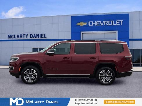 Used 2023 Jeep Wagoneer 4WD w/ Premium Group I image 3