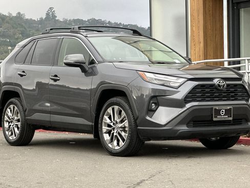 Used 2023 Toyota RAV4 XLE Premium image 9