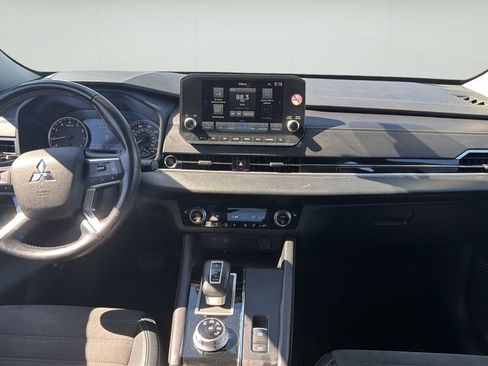 Used 2024 Mitsubishi Outlander FWD image 11