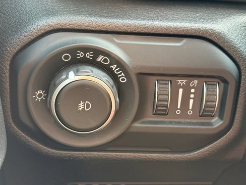 Used 2018 Jeep Wrangler Sport AWD/4WD image 16