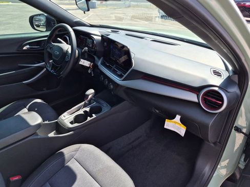 Used 2024 Chevrolet Trax RS w/ Sunroof Package FWD image 22