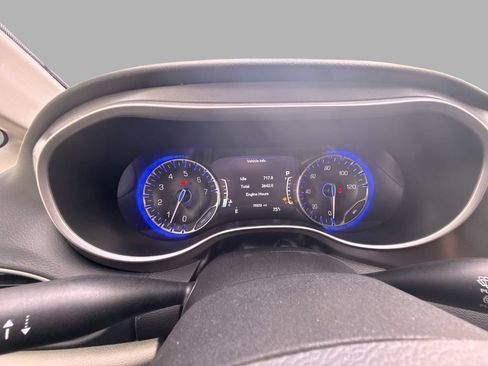 Used 2023 Chrysler Pacifica Touring-L FWD image 28