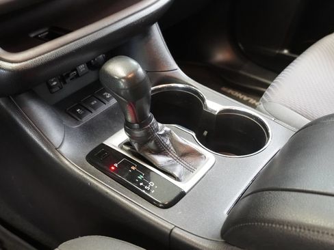 Used 2019 Toyota Highlander LE AWD/4WD image 22