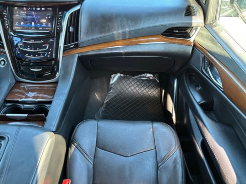 Used 2020 Cadillac Escalade ESV Luxury image 17