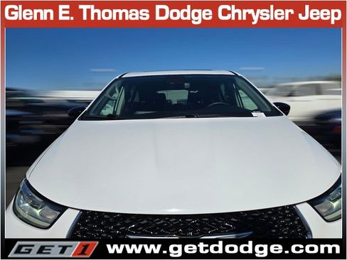 Certified 2024 Chrysler Pacifica Limited image 5