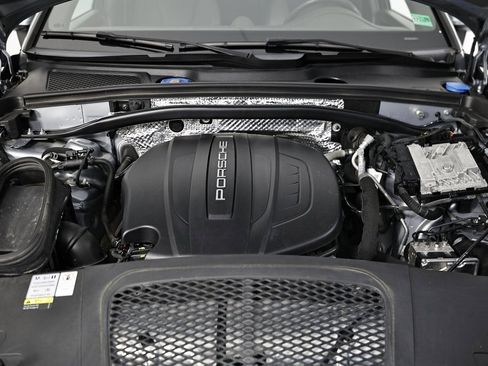 Used 2021 Porsche Macan image 32