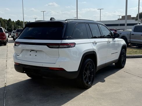 Used 2025 Jeep Grand Cherokee Limited w/ Trailer Tow Package AWD/4WD image 5