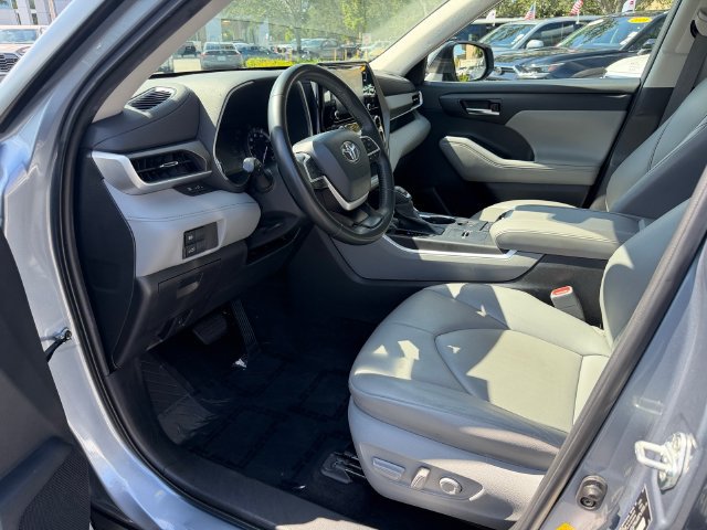 Certified 2022 Toyota Highlander XLE FWD image 11