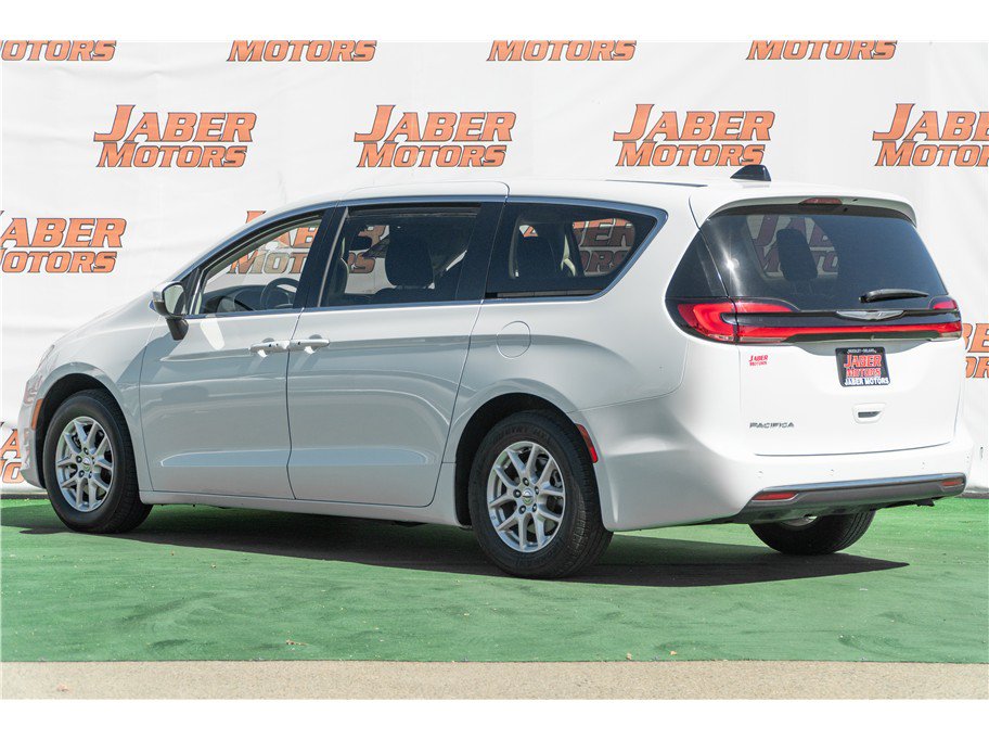 Used 2023 Chrysler Pacifica Touring-L FWD image 23