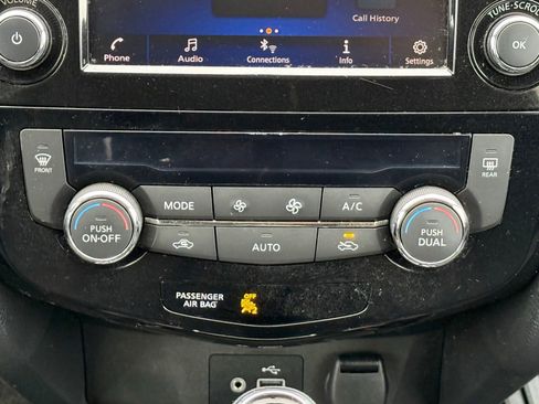 Used 2018 Nissan Rogue SV AWD/4WD image 22