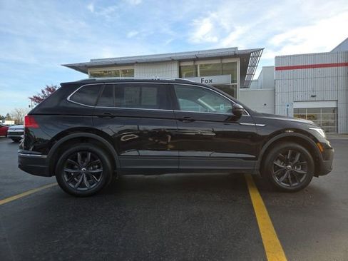 Used 2024 Volkswagen Tiguan SE w/ Panoramic Sunroof Package image 9