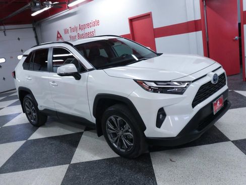 Used 2022 Toyota RAV4 XLE Premium image 3