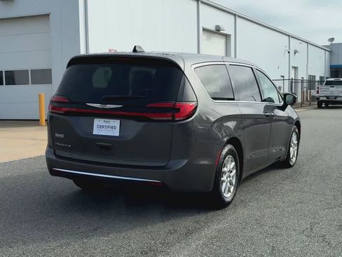 Used 2023 Chrysler Pacifica Touring-L FWD image 8