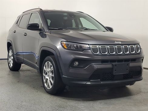 Used 2022 Jeep Compass Latitude image 1
