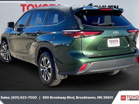 Used 2024 Toyota Highlander XLE image 2