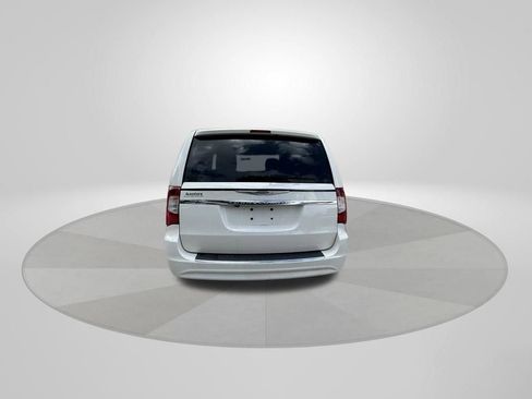 Used 2013 Chrysler Town & Country Touring image 6
