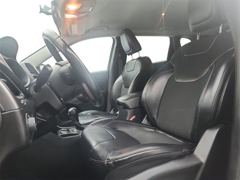 Used 2019 Jeep Cherokee Latitude Plus image 11