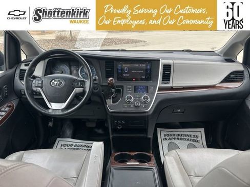 Used 2015 Toyota Sienna Limited image 19