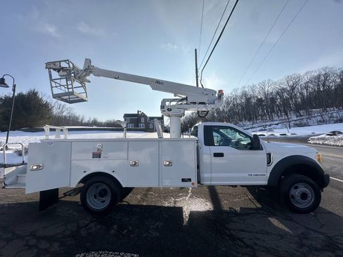 Used 2017 Ford F550 2WD Regular Cab Super Duty image 3