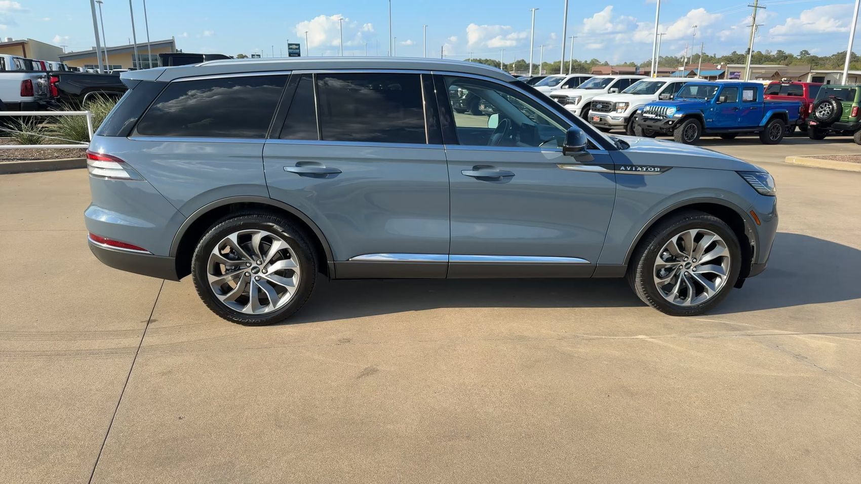 Used 2025 Lincoln Aviator Reserve w/ Illumination Package AWD/4WD image 2