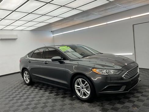 Used 2018 Ford Fusion SE w/ Fusion SE Technology Package image 3