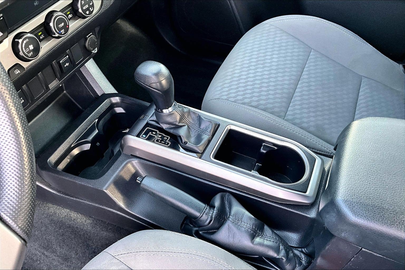 Used 2022 Toyota Tacoma SR5 w/ SR5 Appearance Package (SM) RWD image 13