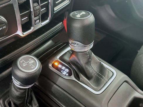 Used 2025 Jeep Wrangler Sahara image 23