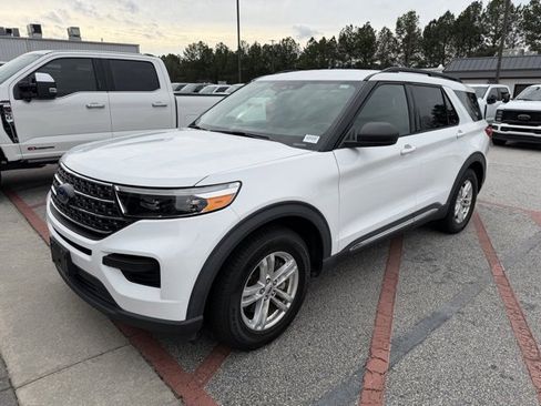 Used 2020 Ford Explorer XLT image 2
