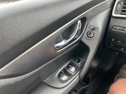 Used 2016 Nissan Rogue S image 16