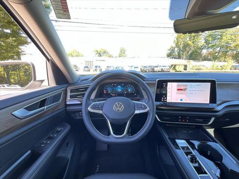 New 2026 Volkswagen Taos SE image 14