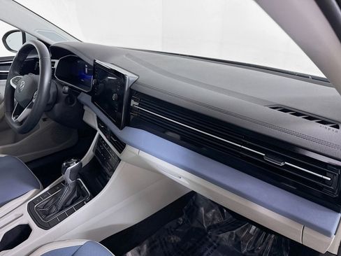 Certified 2025 Volkswagen Jetta SE w/ Sunroof Package image 26