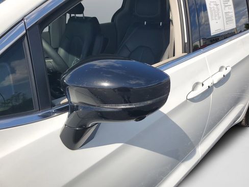 Used 2024 Chrysler Pacifica Touring-L AWD/4WD image 35
