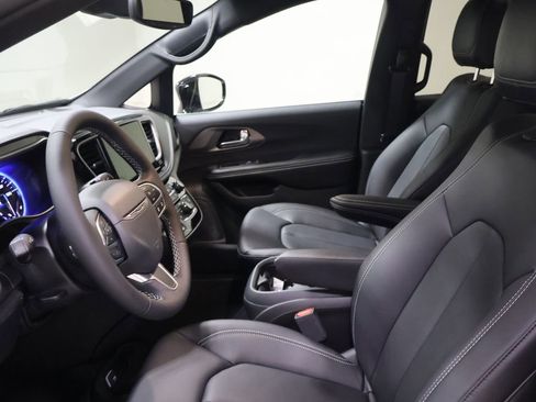New 2027 Chrysler Pacifica Select FWD image 8
