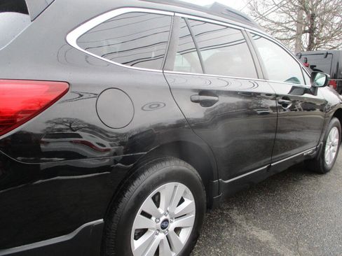 Used 2018 Subaru Outback 2.5i Premium image 10