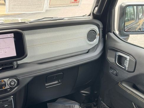 Used 2025 Jeep Wrangler Unlimited Sahara AWD/4WD image 38