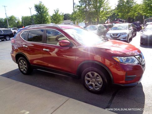Used 2020 Nissan Rogue SV AWD/4WD image 2