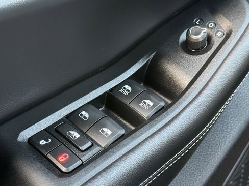 Used 2023 Jeep Grand Cherokee Limited image 32