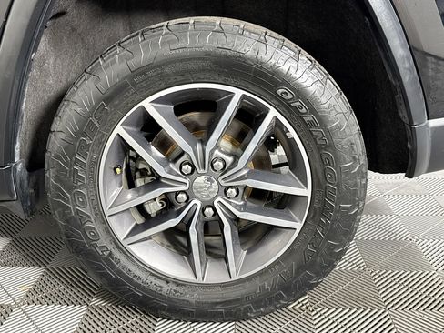 Used 2018 Jeep Grand Cherokee Limited image 36