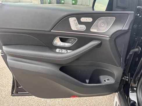 Used 2025 Mercedes-Benz GLS 580 4MATIC image 19
