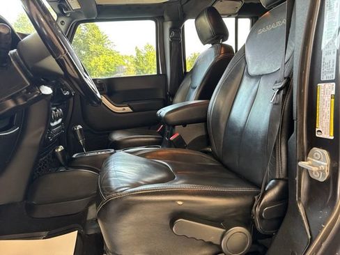 Used 2018 Jeep Wrangler Unlimited Sahara w/ Connectivity Group AWD/4WD image 13