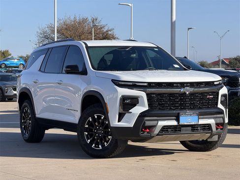 Used 2024 Chevrolet Traverse Z71 image 2