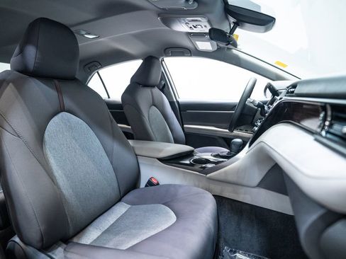 Used 2019 Toyota Camry LE FWD image 14