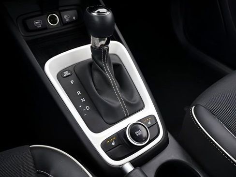 Used 2023 Hyundai Venue Limited image 24